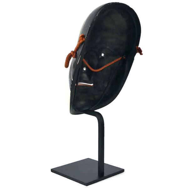 Masque waka-onna signé en plâtre peint sur socle métallique noir (3/4 dos)