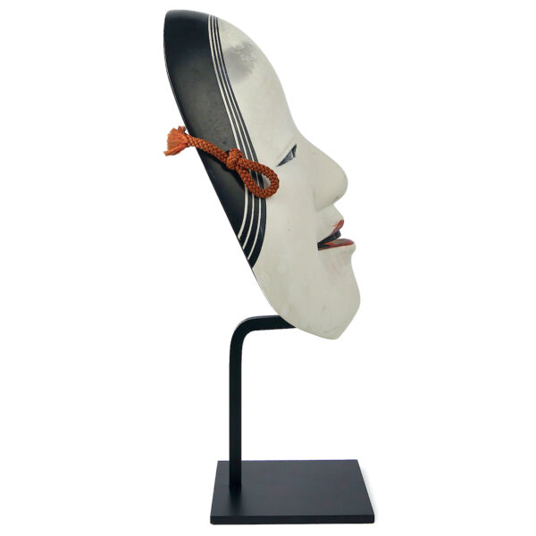 Masque waka-onna signé en plâtre peint sur socle métallique noir (profil)