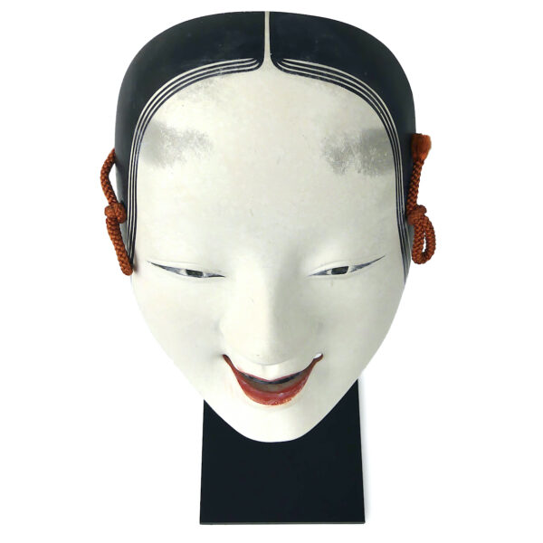 Masque waka-onna signé en plâtre peint sur socle métallique noir (dessus 3/4)