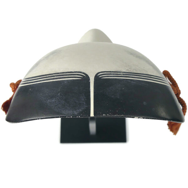 Masque waka-onna signé en plâtre peint sur socle métallique noir (dessus)