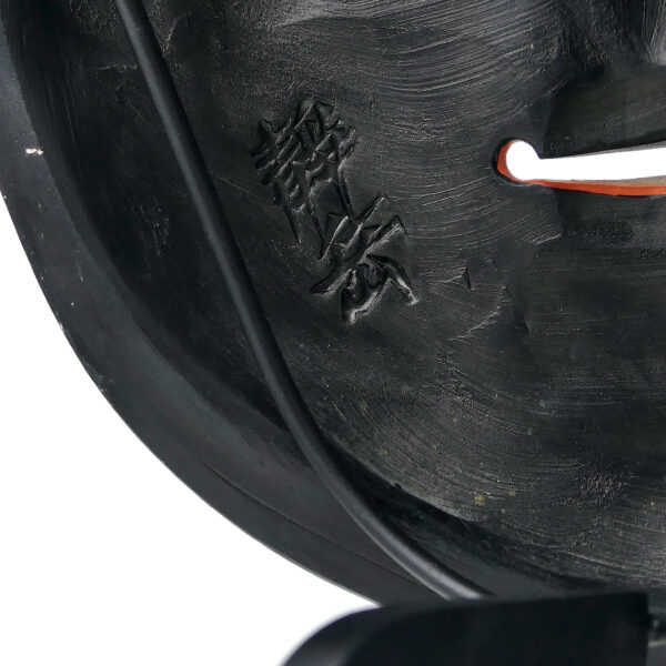 Masque waka-onna signé en plâtre peint sur socle métallique noir (détail)