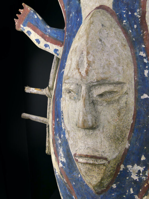 Grand masque Inua céphalomorphe 2 visages sur socle Artefact style Yupik (détail)