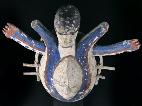 Grand masque Inua céphalomorphe 2 visages sur socle Artefact style Yupik (dessus 3/4)