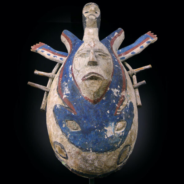 Grand masque Inua céphalomorphe 2 visages sur socle Artefact style Yupik (dessous 3/4)