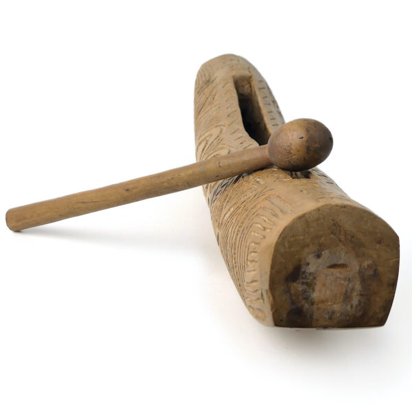 Grand toere tambour à fente polynésien en bois sculpté et son aito (3/4)