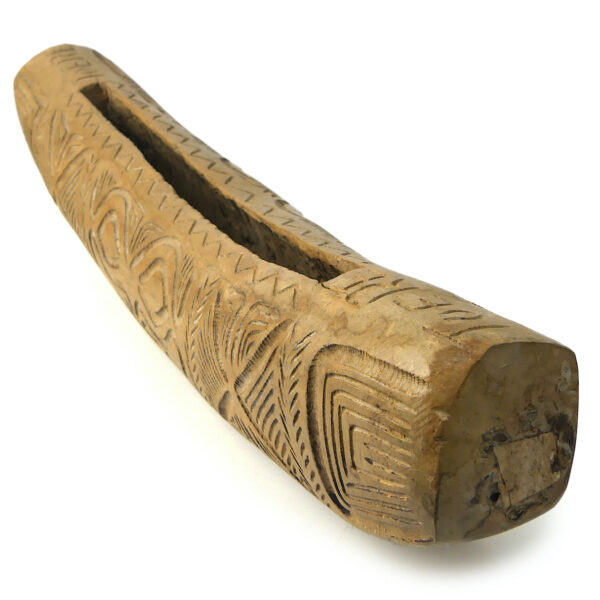 Grand toere tambour à fente polynésien en bois sculpté et son aito (3/4)