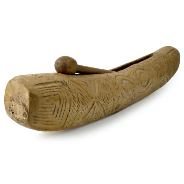Grand toere tambour à fente polynésien en bois sculpté et son aito (3/4)