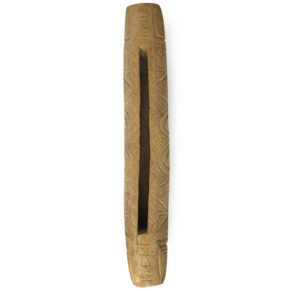 Grand toere tambour à fente polynésien en bois sculpté et son aito (dessus)