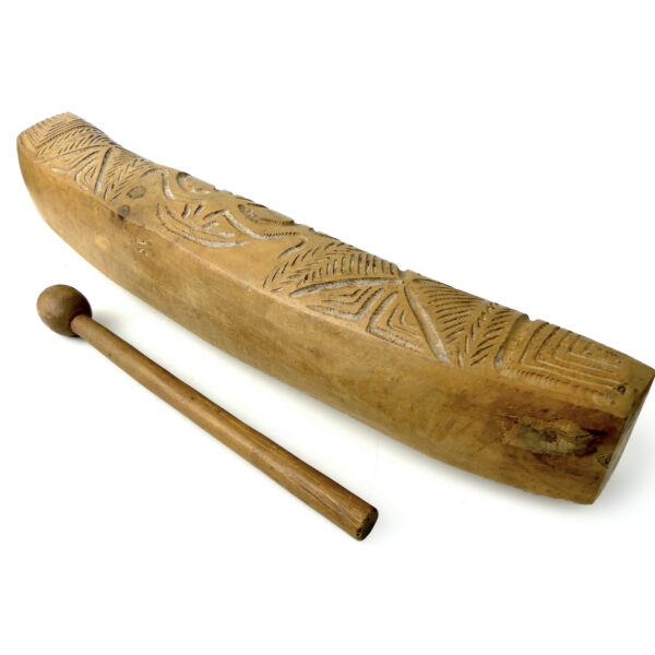 Grand toere tambour à fente polynésien en bois sculpté et son aito (dessous 3/4)
