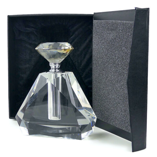 Flacon de parfum triangulaire massif facetté en cristal Design italien (3/4 ouvert)