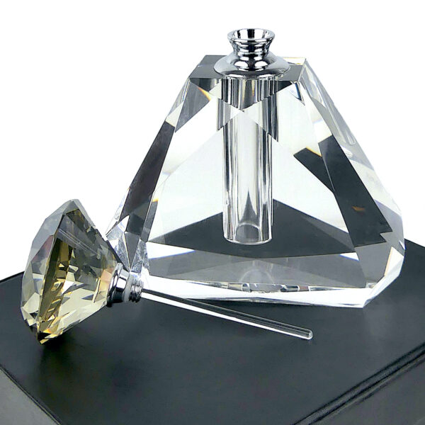 Flacon de parfum triangulaire massif facetté en cristal Design italien (ouvert 3/4)