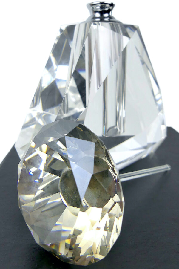 Flacon de parfum triangulaire massif facetté en cristal Design italien (ouvert 3/4)