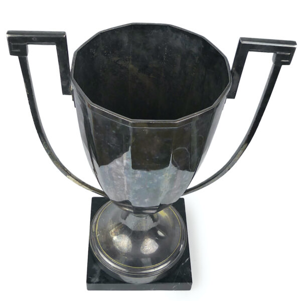 Grande coupe sportive Art déco en métal argenté et marbre noir (dessus 3/4)