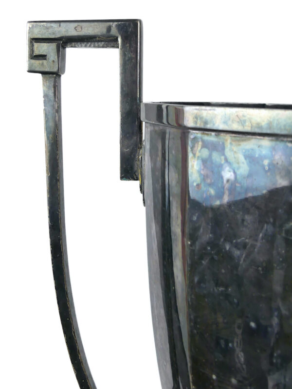 Grande coupe sportive Art déco en métal argenté et marbre noir (détail)