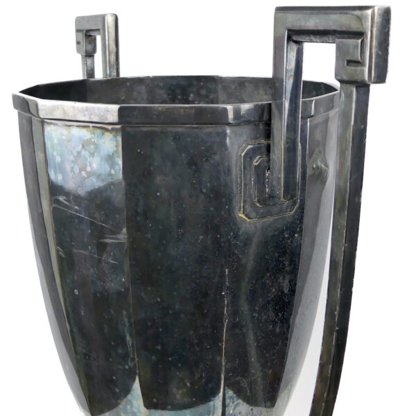 Grande coupe sportive Art déco en métal argenté et marbre noir (détail)