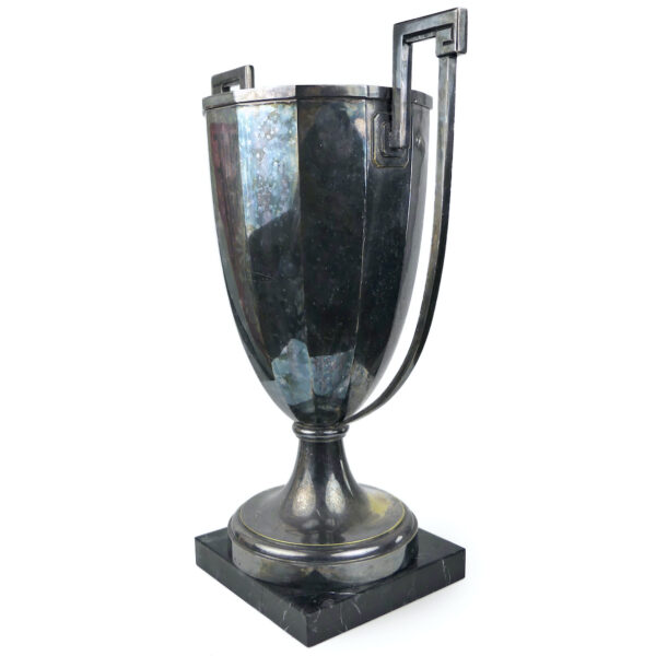 Grande coupe sportive Art déco en métal argenté et marbre noir (3/4)