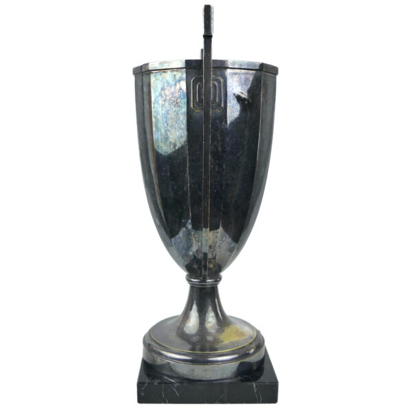 Grande coupe sportive Art déco en métal argenté et marbre noir (profil)