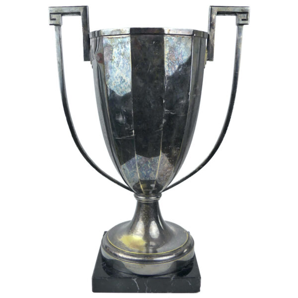 Grande coupe sportive Art déco en métal argenté et marbre noir (face)