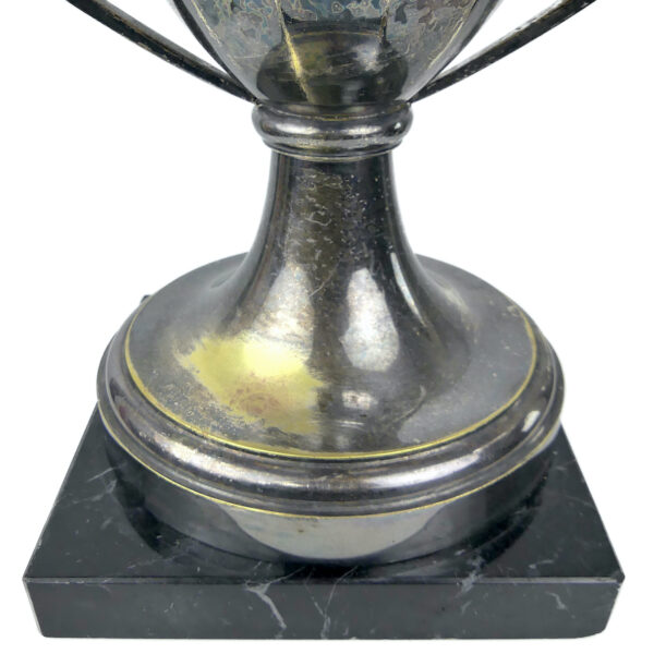 Grande coupe sportive Art déco en métal argenté et marbre noir (détail)
