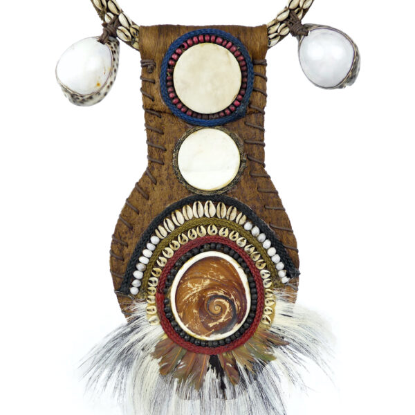 Grand plastron de cérémonie papou sur socle en plumes et coquillages (détail)