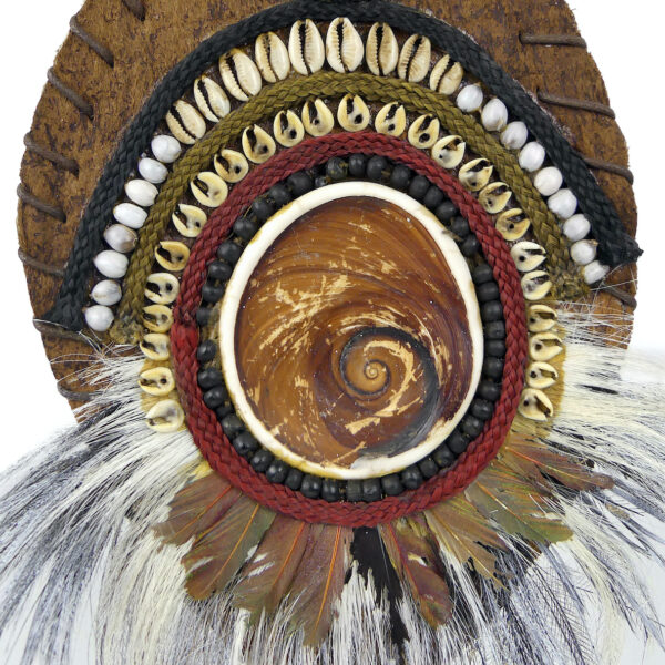 Grand plastron de cérémonie papou sur socle en plumes et coquillages (détail)