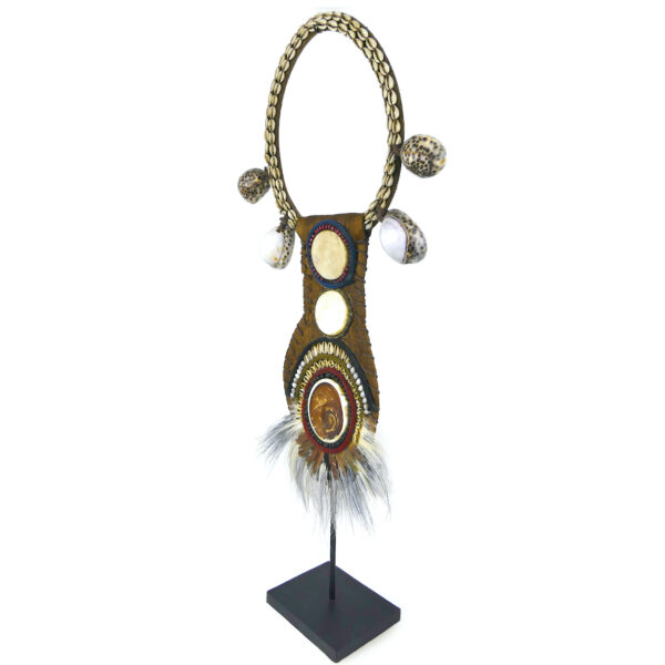 Grand plastron de cérémonie papou sur socle en plumes et coquillages (3/4)