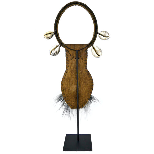Grand plastron de cérémonie papou sur socle en plumes et coquillages (dos)