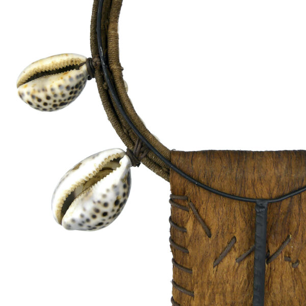 Grand plastron de cérémonie papou sur socle en plumes et coquillages (détail)