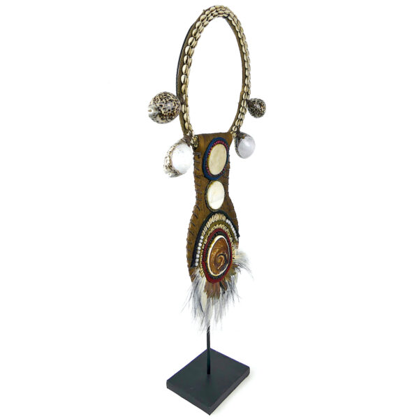 Grand plastron de cérémonie papou sur socle en plumes et coquillages (3/4)