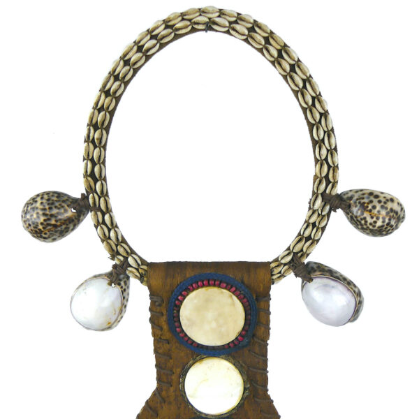 Grand plastron de cérémonie papou sur socle en plumes et coquillages (détail)