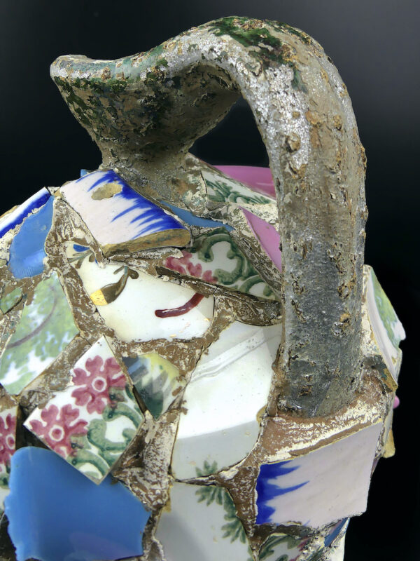 Cruche pique-assiette ancienne Saintongeaise vernissé vert (détail)