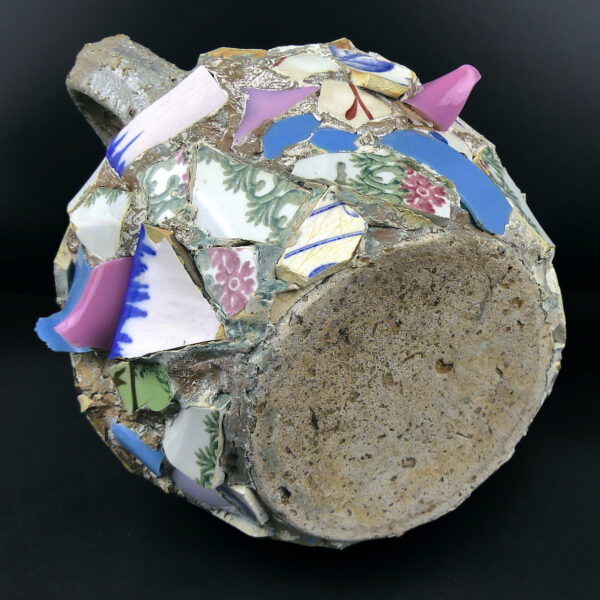 Cruche pique-assiette ancienne Saintongeaise vernissé vert (dessous 3/4)