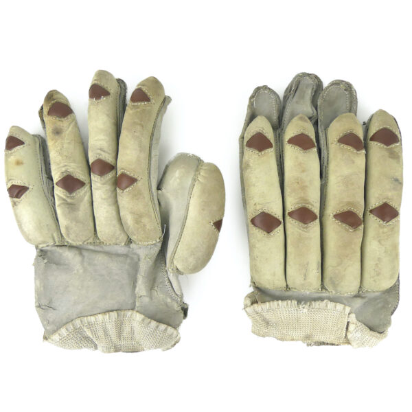 Lot croquet vintage indien Équipement sportif en cuir et bois Sport ancien (gants dessus)