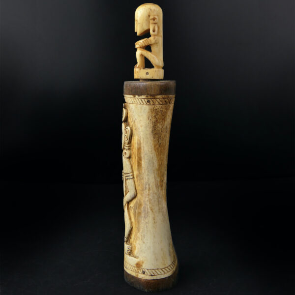Boîte à médecine chamanique en os de bovin sculpté et bois - Timor (profil)