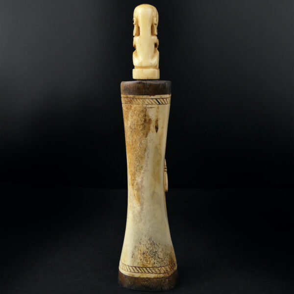 Boîte à médecine chamanique en os de bovin sculpté et bois - Timor (dos)