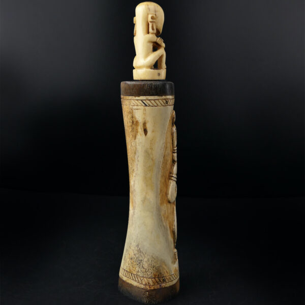 Boîte à médecine chamanique en os de bovin sculpté et bois - Timor (3/4 dos)