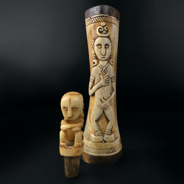 Boîte à médecine chamanique en os de bovin sculpté et bois - Timor (face ouverte)