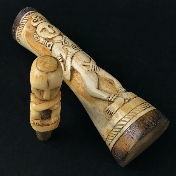 Boîte à médecine chamanique en os de bovin sculpté et bois - Timor (3/4 ouverte)
