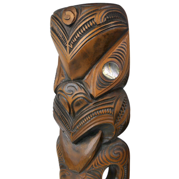 Grand Teko Teko Maori ancien signé Peter Hemi en Kauri et Paua (détail)