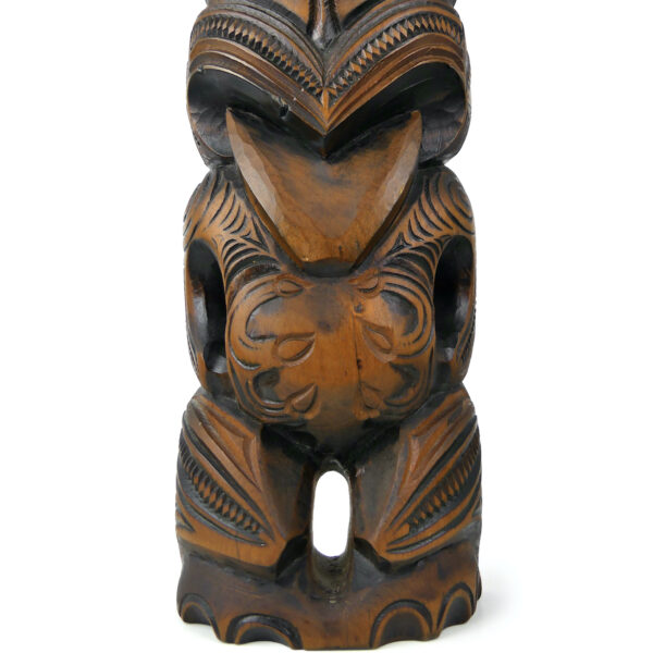 Grand Teko Teko Maori ancien signé Peter Hemi en Kauri et Paua (détail)