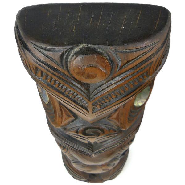 Grand Teko Teko Maori ancien signé Peter Hemi en Kauri et Paua (dessus 3/4)