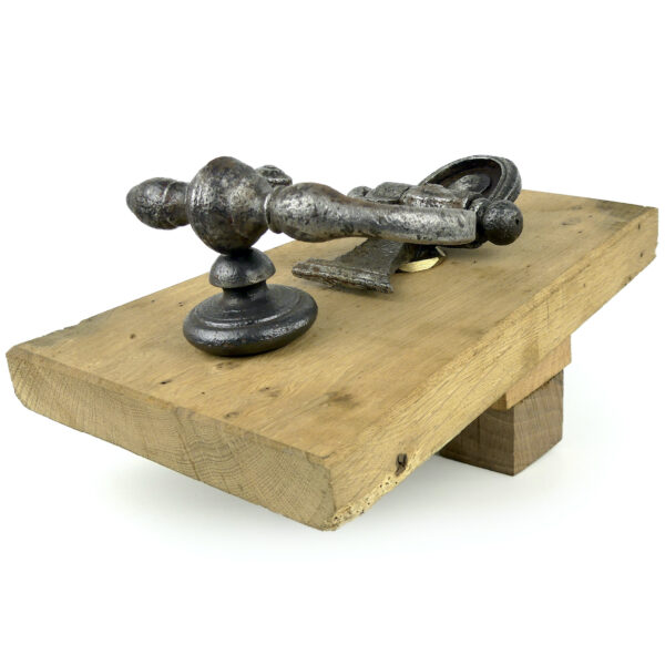 Heurtoir de porte ancien en fer forgé et bois Marteau de porte XVIIIe (dessous 3/4)