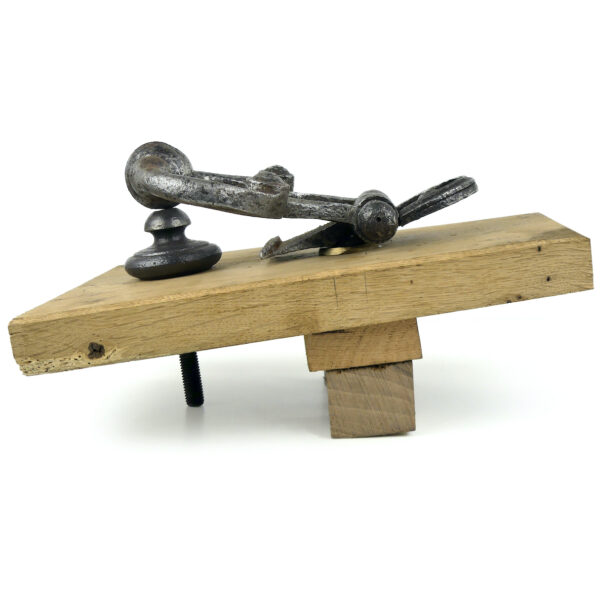 Heurtoir de porte ancien en fer forgé et bois Marteau de porte XVIIIe (profil)