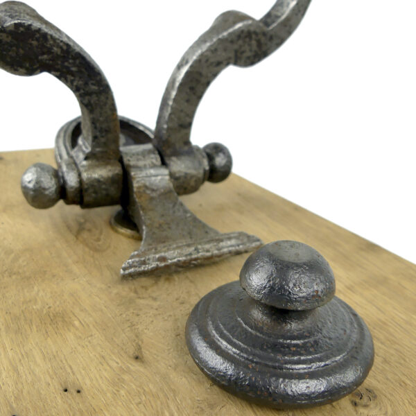 Heurtoir de porte ancien en fer forgé et bois Marteau de porte XVIIIe (détail)