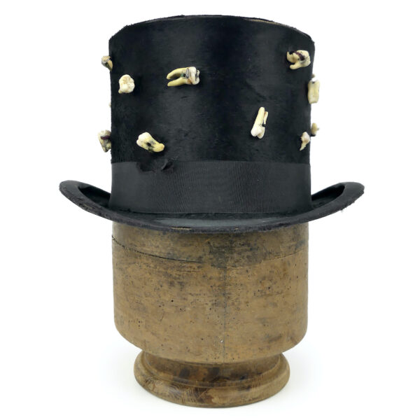 Chapeau d’arracheur de dents haut-de-forme noir sur porte-chapeau XIXe (face)