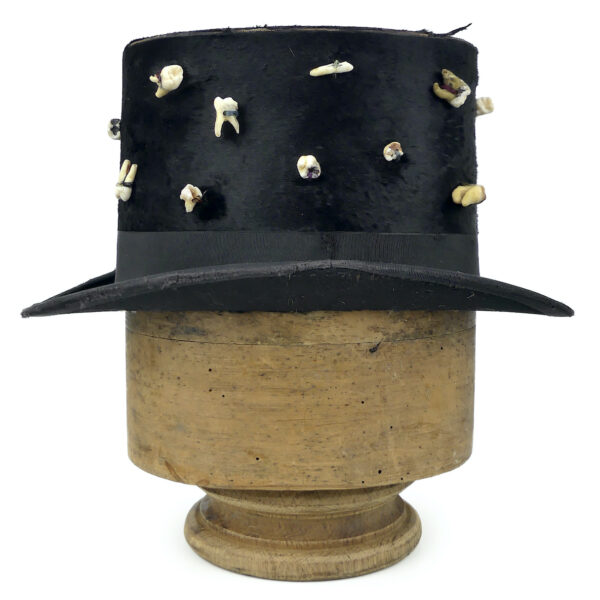 Chapeau d’arracheur de dents haut-de-forme noir sur porte-chapeau XIXe (profil)