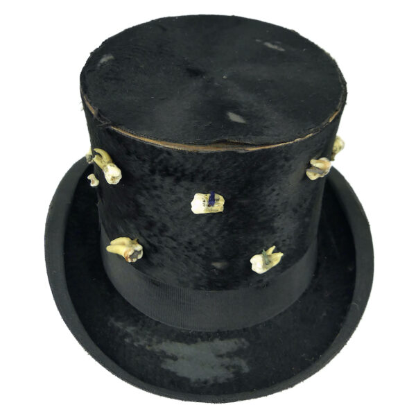 Chapeau d’arracheur de dents haut-de-forme noir sur porte-chapeau XIXe (dessus 3/4)
