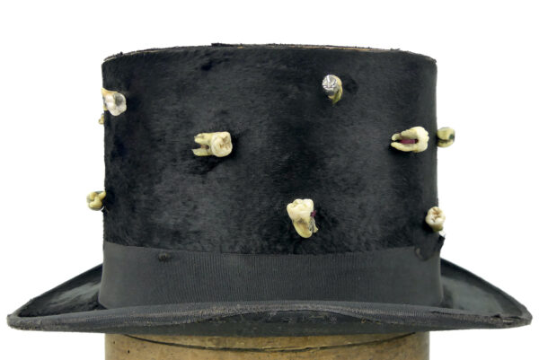 Chapeau d’arracheur de dents haut-de-forme noir sur porte-chapeau XIXe (profil)