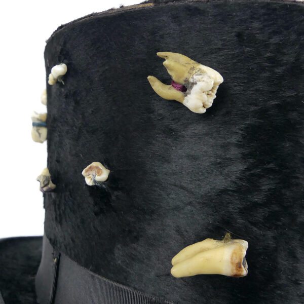 Chapeau d’arracheur de dents haut-de-forme noir sur porte-chapeau XIXe (détail)