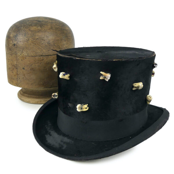Chapeau d’arracheur de dents haut-de-forme noir sur porte-chapeau XIXe (3/4)
